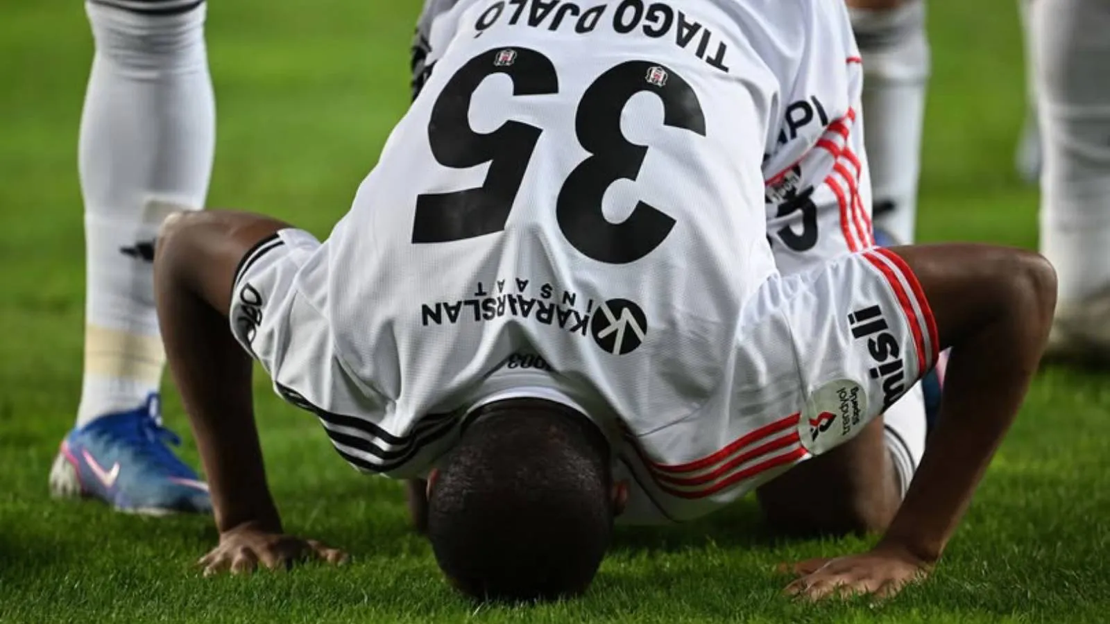 RT @T24spor: Tiago Djalo, Sergen Yalçın'ın ayrılığı sonrasında secdeye eğildiği fotoğrafını paylaştı