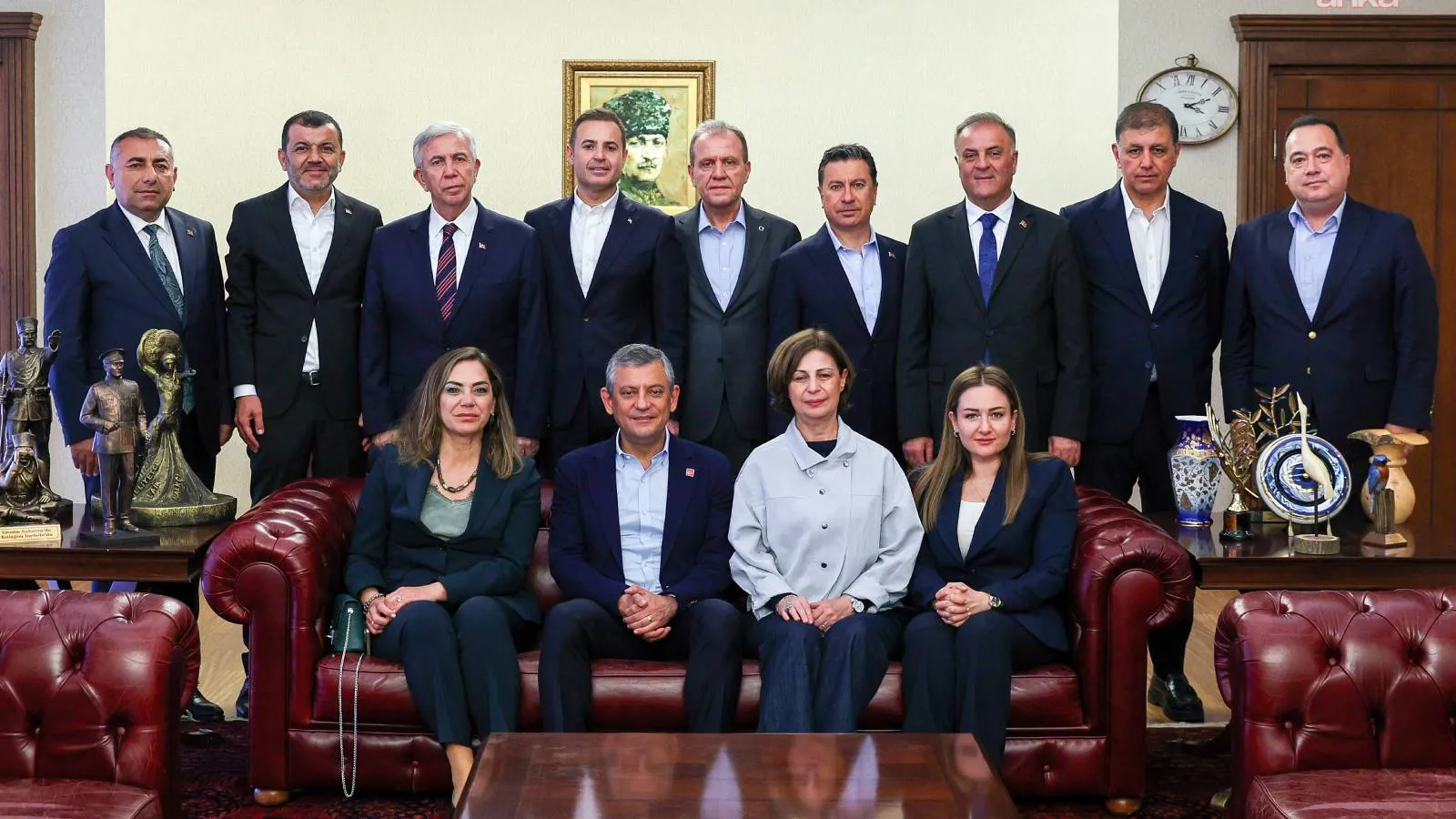 CHP'li Büyükşehir Belediye Başkanları'ndan ortak açıklama: Partimizin seçilmiş Genel Başkanı Sayın Özel’in yanındayız, olağanüstü kurultayımızın en geç 45 gün içinde toplanması gerek