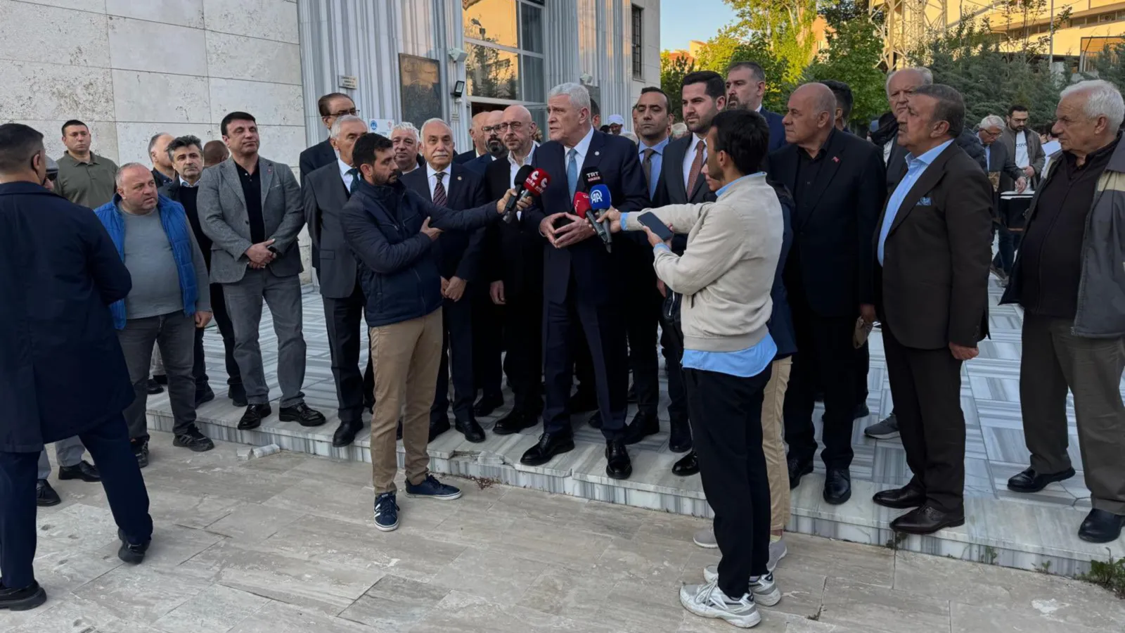 Dervişoğlu "Bu bayramda insanlaşmalarını diliyorum" dedi, Türkiye için; hukuk, adalet ve demokrasi dileğinde bulundu