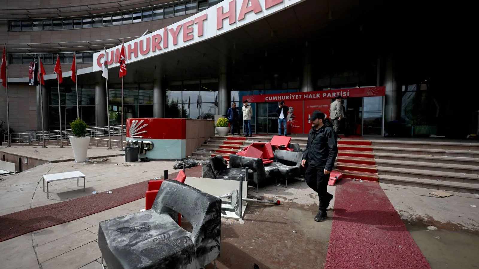 Tarih böyle manzaralar yazmadı: Önce seçim, sonra kurultay mı?