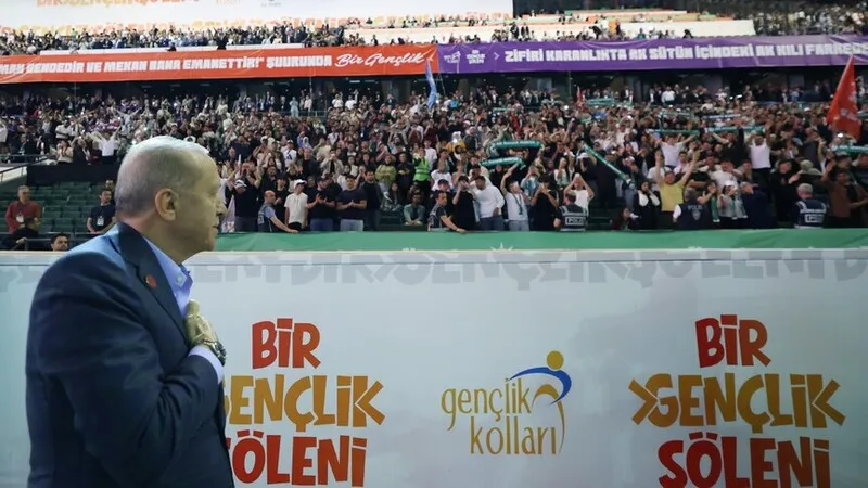 Türkiye'de gençler ne istiyor, ne hissediyor?
“Türkiye’yi terk ederim” diyenler çoğunlukta
Gençlerin yarıdan fazlası “mutsuzum” diyor