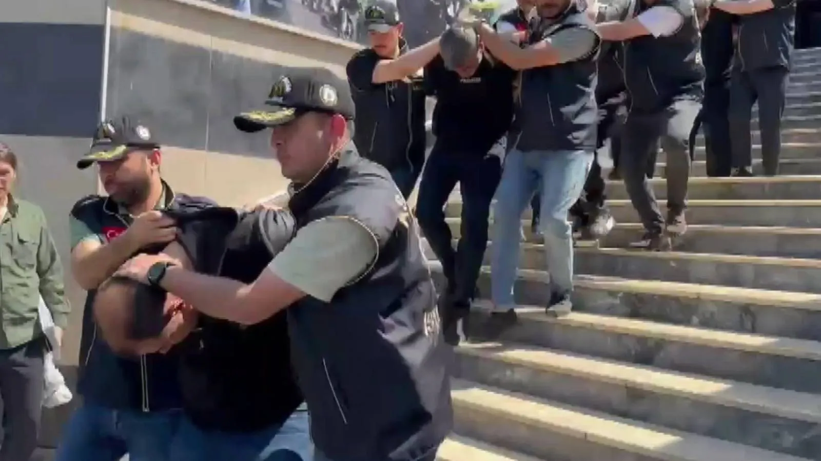 Küçükçekmece'de alacaklısını pencereden atarak öldürdükleri iddia edilen 4 şüpheli yakalandı