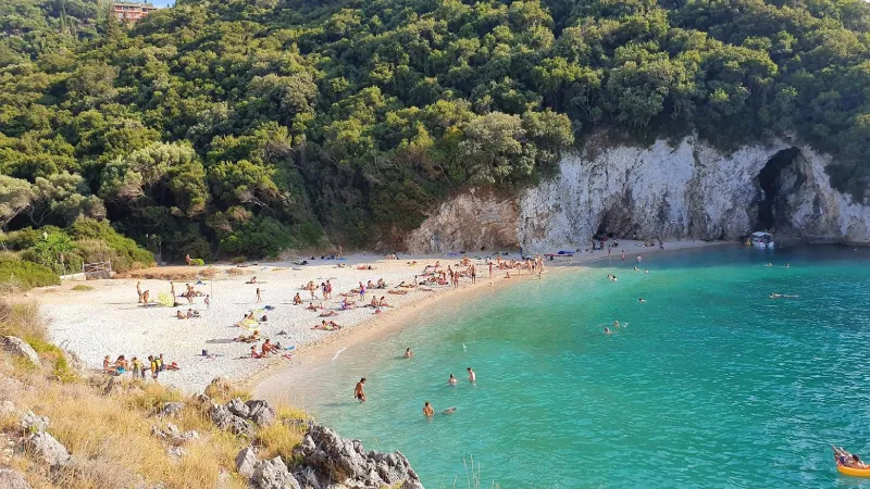 <p>Yedinci sırada Norve&ccedil;'ten bir plaj var. Norve&ccedil;'ten Kvalvika Beach yedinci sıradan listeye girerken, sekizinci sırada Yunanistan'ın Korfu Adası'ndaki Rovinia Beach yer aldı.</p>