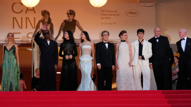 <p>79. Cannes Film Festivali'nin resmi a&ccedil;ılışı, d&uuml;n akşam yapıldı. 11 g&uuml;n boyunca s&uuml;recek festivalin ilk g&uuml;n&uuml;nde Demi Moore, Heidi Klum, Jane Fonda gibi isimler, kırmızı halının en dikkat &ccedil;eken yıldızları oldu.</p>