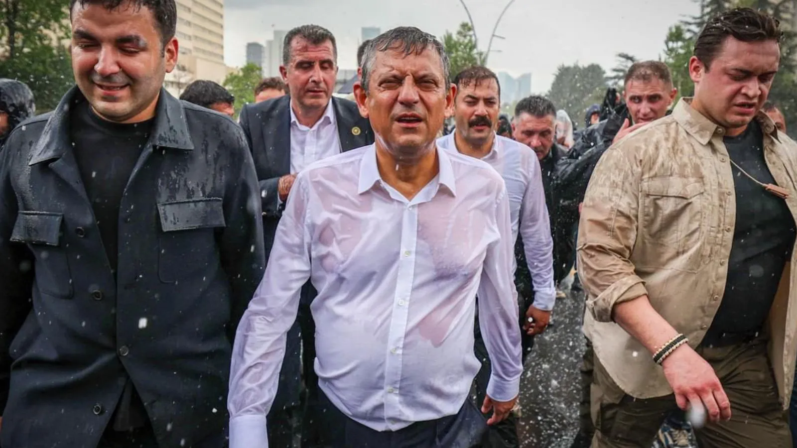 Başsavcılık'tan CHP önünde yaşananlar ile Özgür Özel'in Meclis yürüyüşüne soruşturma