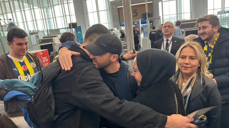 İstanbul'dan ayrılan Tedesco'ya Fenerbahçe taraftarından tezahürat: Ne hocalar geldi, ne hocalar geçti; inan, hiçbirisi böyle sevilmedi!