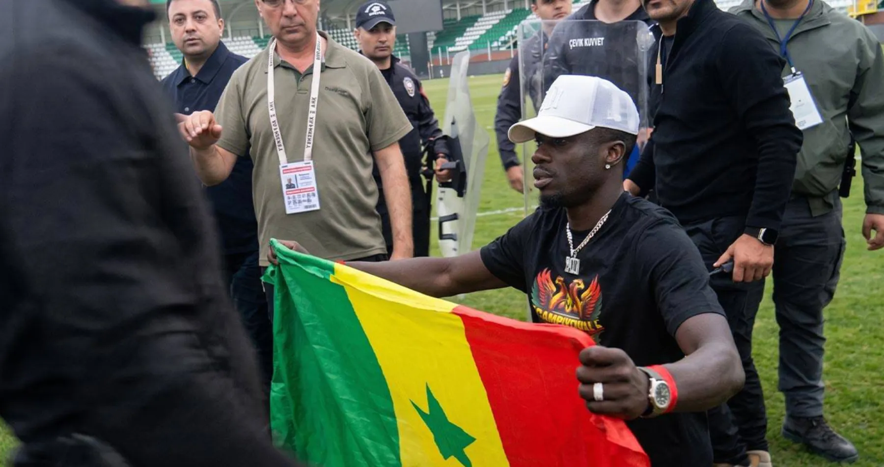 RT @T24spor: Açtığı Senegal bayrağı krize sebep olmuştu: Polislerin, Diagne'nin evine de gittiği öğrenildi