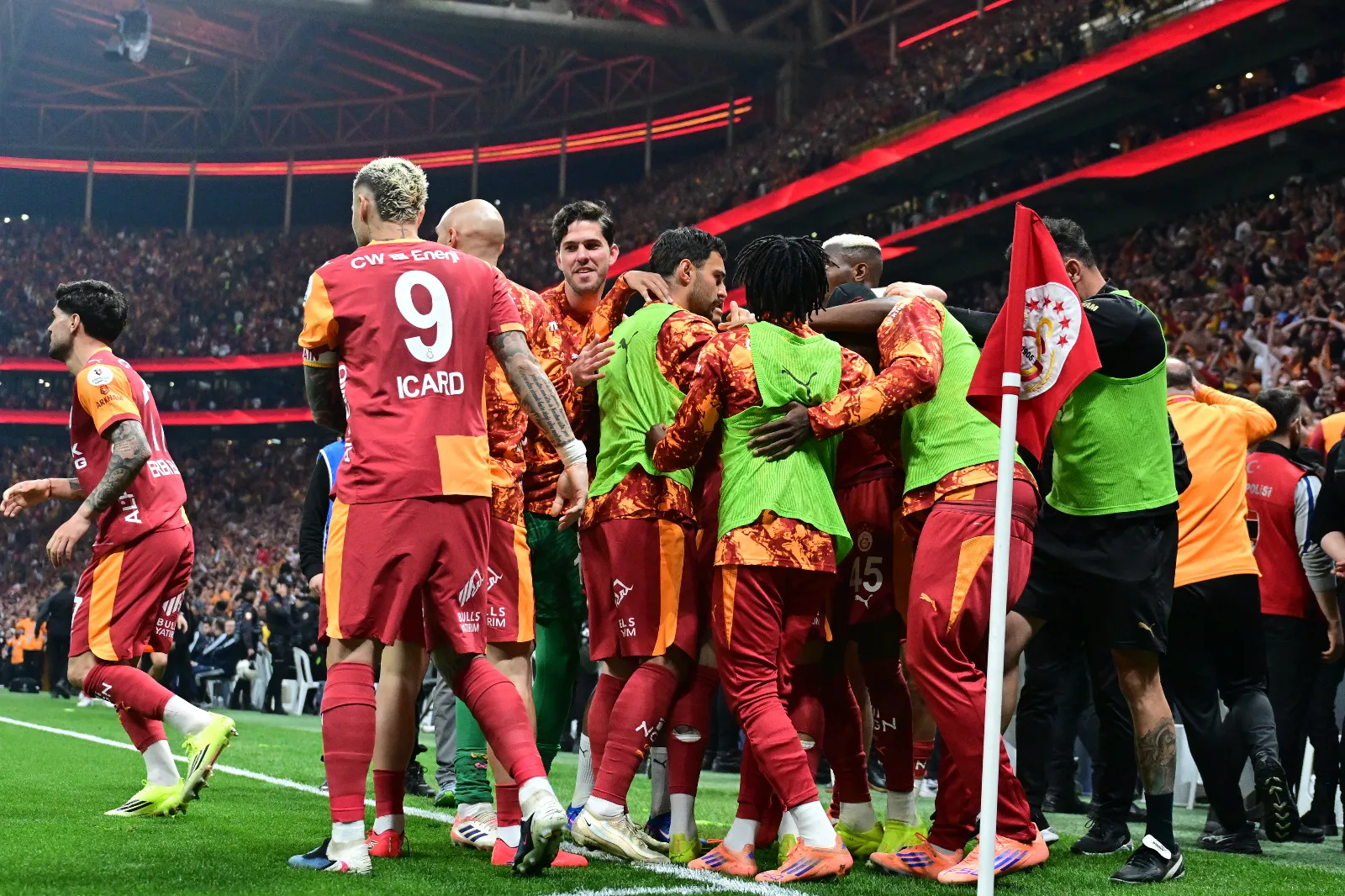 <p><span style="mso-ansi-language: EN-GB;">Halil &Ouml;zer: &Ouml;ncelikle Galatasaray&rsquo;ı tebrik edelim. Kolay değil 4 yıl &uuml;st &uuml;ste şampiyon olmak. Okan hoca ve talebeleri her t&uuml;rl&uuml; &ouml;vg&uuml;y&uuml; hak ediyor. Tabii Galatasaray y&ouml;netimini de tebrik etmek gerekiyor. &Ouml;zellikle 4 sene &ouml;nce İcardi&rsquo;yi sonra Osimhen&rsquo;i transfer ederek şampiyonlukta b&uuml;y&uuml;k rol oynadılar. T&uuml;rkiye Ligi&rsquo;nde doğru transferle ve paraya kıyarak şampiyon olunacağını da kanıtladılar. (Milliyet)</span></p>