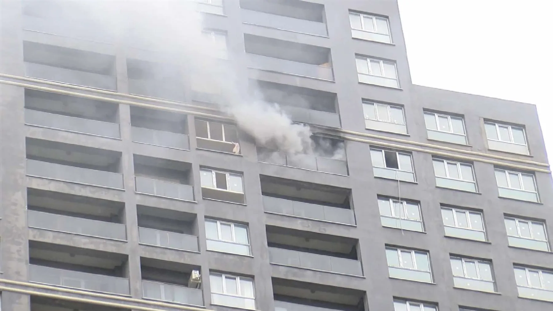 Esenyurt'ta bir sitede 32. katta çıkan yangın söndürüldü: İnceleme başlatıldı