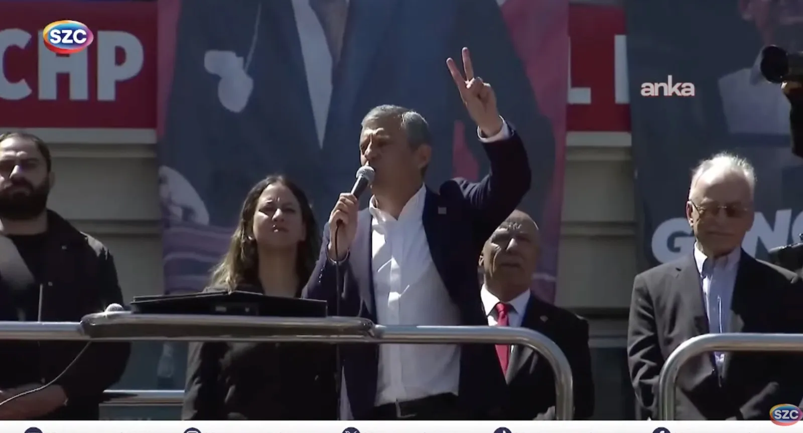 <p>S&ouml;zc&uuml; TV, &Ouml;zg&uuml;r &Ouml;zel'in mitingini tam ekranda canlı yayınlarken, Kılı&ccedil;daroğlu'nun mitingine canlı yer vermedi.</p>