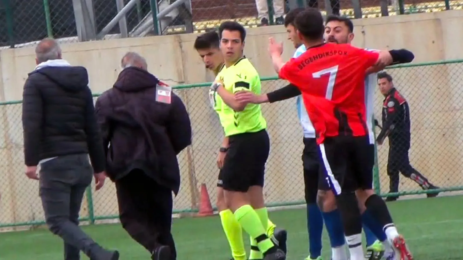 Edirne'de hakeme yumruklu saldırı: Yedek kulübesinden sahaya giren futbolcu maçın orta hakemini darp etti