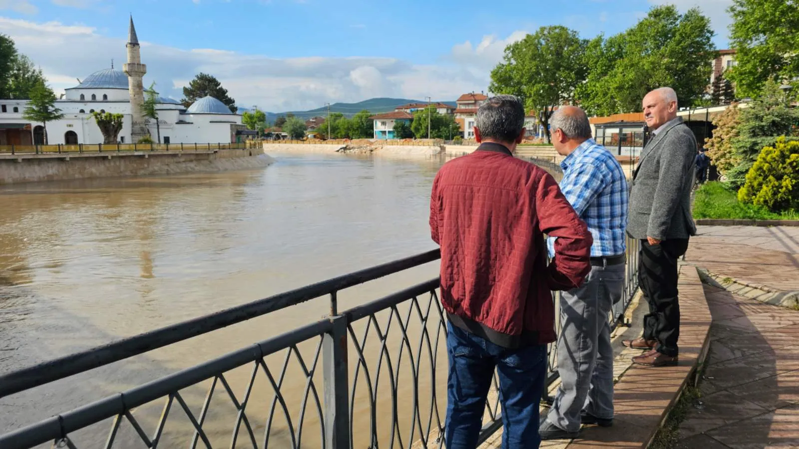 Baraj tam doluluğa ulaştı, taşkın riskiyle onlarca mahalle ve köy boşaltıldı