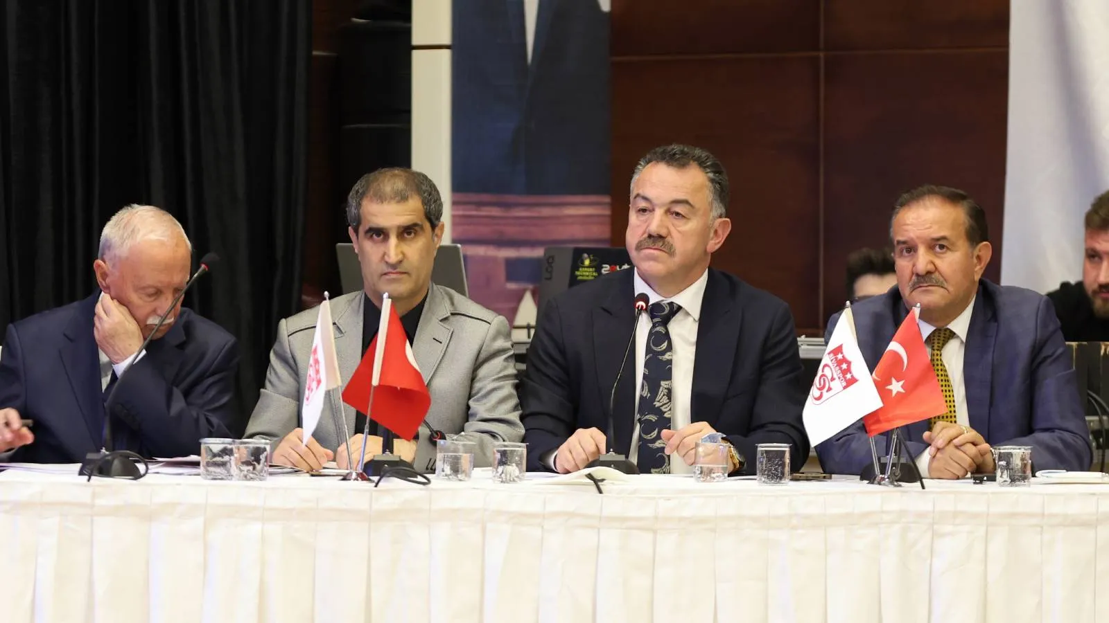Sivasspor yönetimi, aday çıkmayınca divanda kaldı