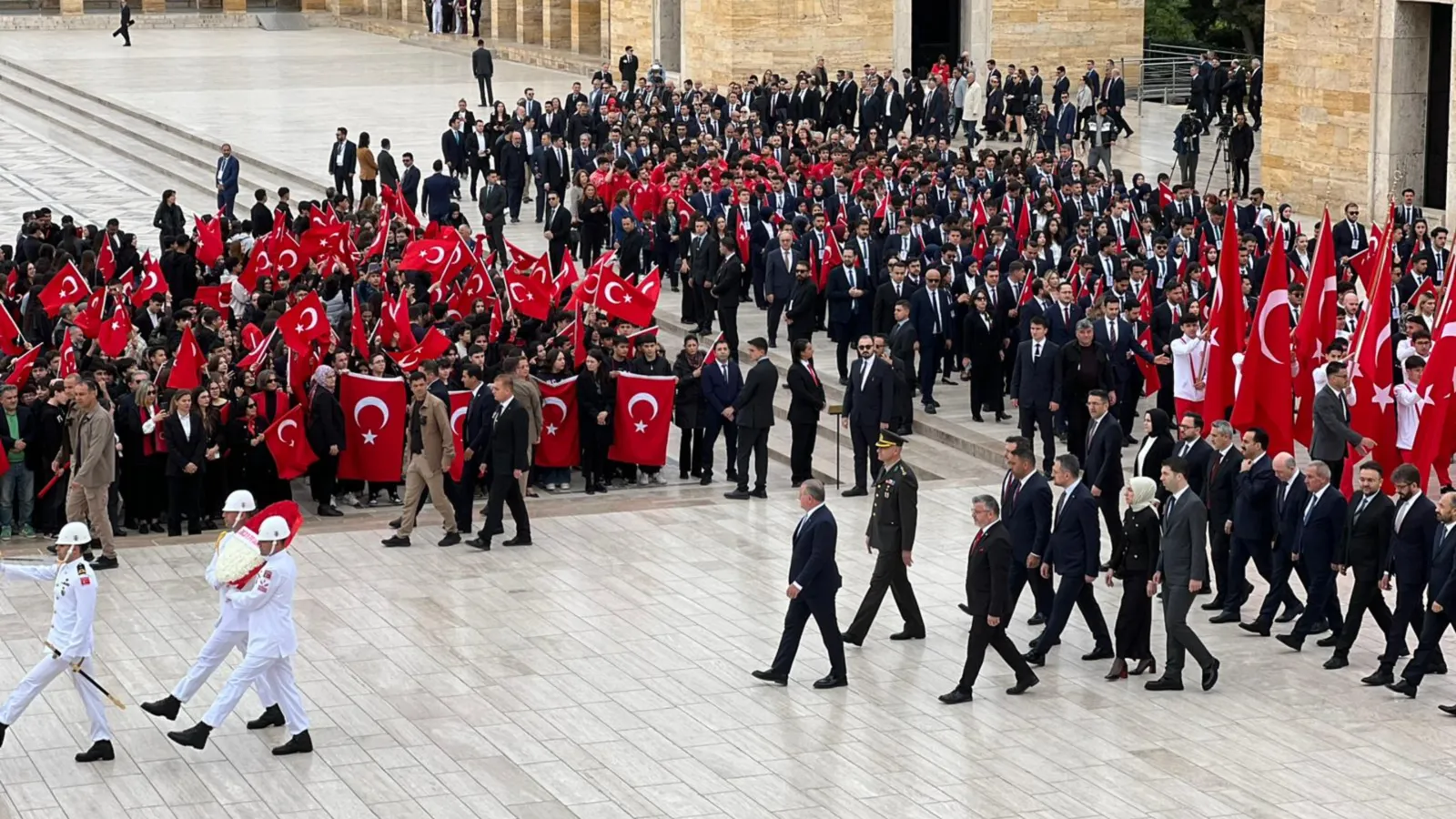 Başkentte 19 Mayıs: Gençlik ve Spor Bakanı Bak, 81 ilden gelen gençlerle Anıtkabir’i ziyaret etti