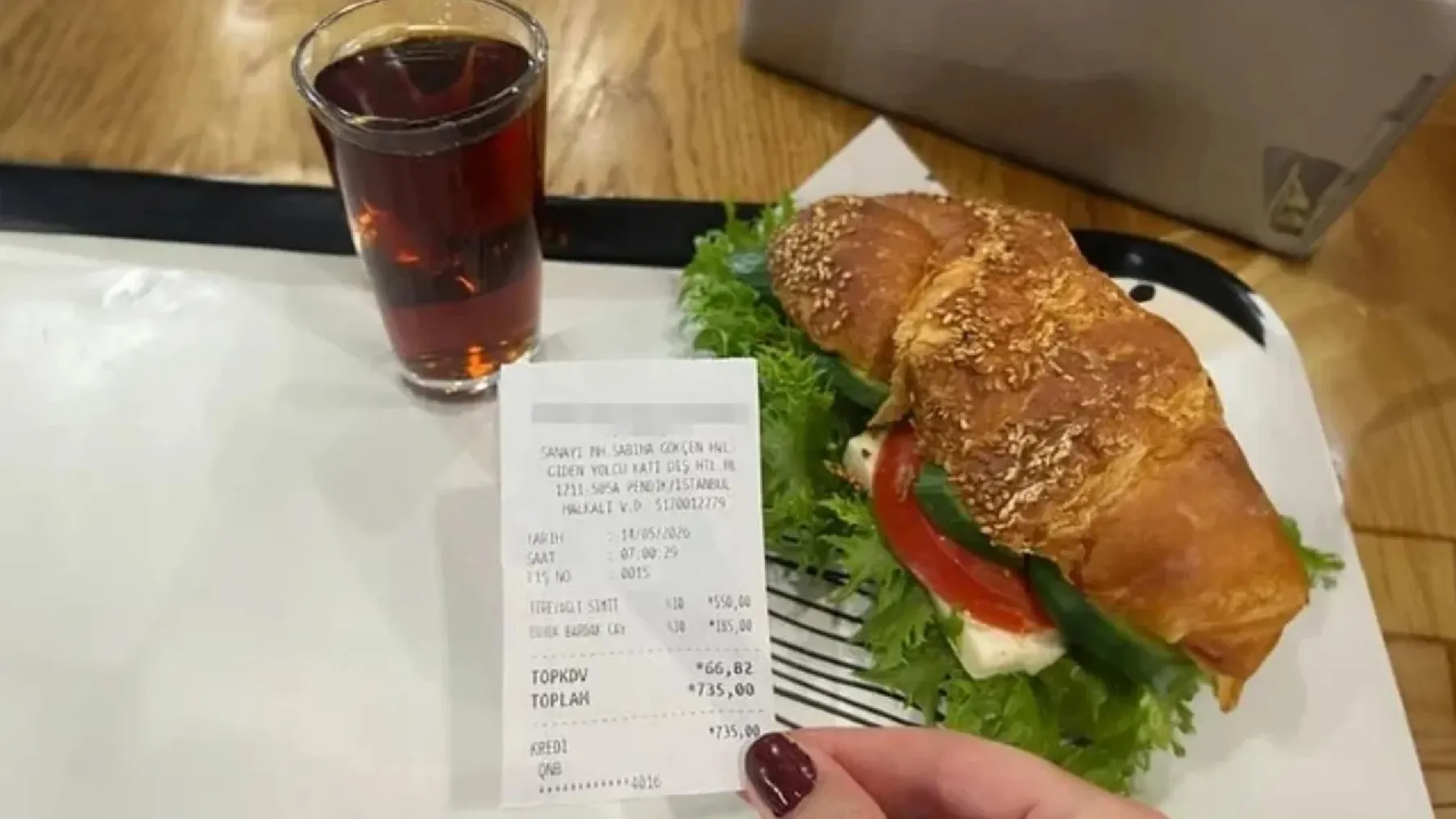Havalimanında çay ve sandviç fiyatı gündemde: Neredeyse günlük asgari ücret kadar!