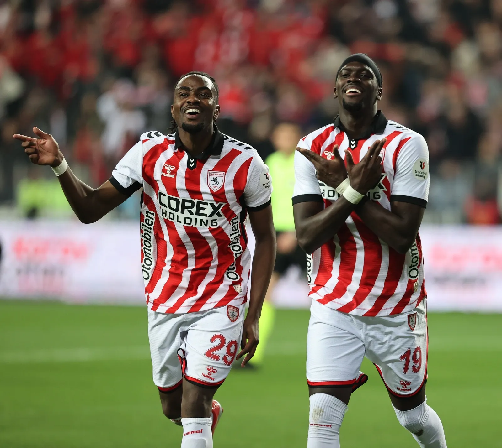 <p>Kazanacak ve şampiyon olacak&hellip; İlk ma&ccedil;tan itibaren liderlik koltuğuna yerleşen ve hi&ccedil; kalkmayan Galatasaray&rsquo;ın, Samsunspor deplasmanı i&ccedil;in&nbsp;&ldquo;evdeki hesabı&rdquo;&nbsp;bu. &Ccedil;arşıya uymuyor&hellip; Zira Galatasaray&rsquo;da &ccedil;ok &ouml;nemli &uuml;&ccedil; eksik var:&nbsp;Uğurcan, futbol hırsı ve konsantrasyon&hellip;. Samsunspor ise, konuğunun tam aksine gayet hırslı, hazır ve puan almak i&ccedil;in sahaya &ccedil;ıkmış durumda&hellip; Galatasaray 9&rsquo;da&nbsp;Yunus&nbsp;ile bulduğu ilk gol hari&ccedil; oyuna etki edemiyor. Samsunspor ise sık sık Galatasaray savunmasını gafil avlamayı başarıyor. Ki bunların 4 tanesi ağlara kavuşuyor (22&rsquo; ve 71&rsquo;&nbsp;Mouandilmadji, 57&rsquo; ve 82&rsquo;&nbsp;Ndiaye). Bunda&nbsp;G&uuml;nay&rsquo;ın; adeta&nbsp;&ldquo;Ben daha da bu takımda kalmayacağım&rdquo;&nbsp;dedirten bir hatayla 63&rsquo;te oyundan atılmasının etkisi b&uuml;y&uuml;k. Galatasaray&rsquo;ın mağlubiyeti onu lider koltuğundan kaldırmıyor, iddiasından da koparmıyor ama karizmasının hasar g&ouml;rd&uuml;ğ&uuml; doğru&hellip; (Ebru Kılı&ccedil;oğlu / Cumhuriyet)</p>