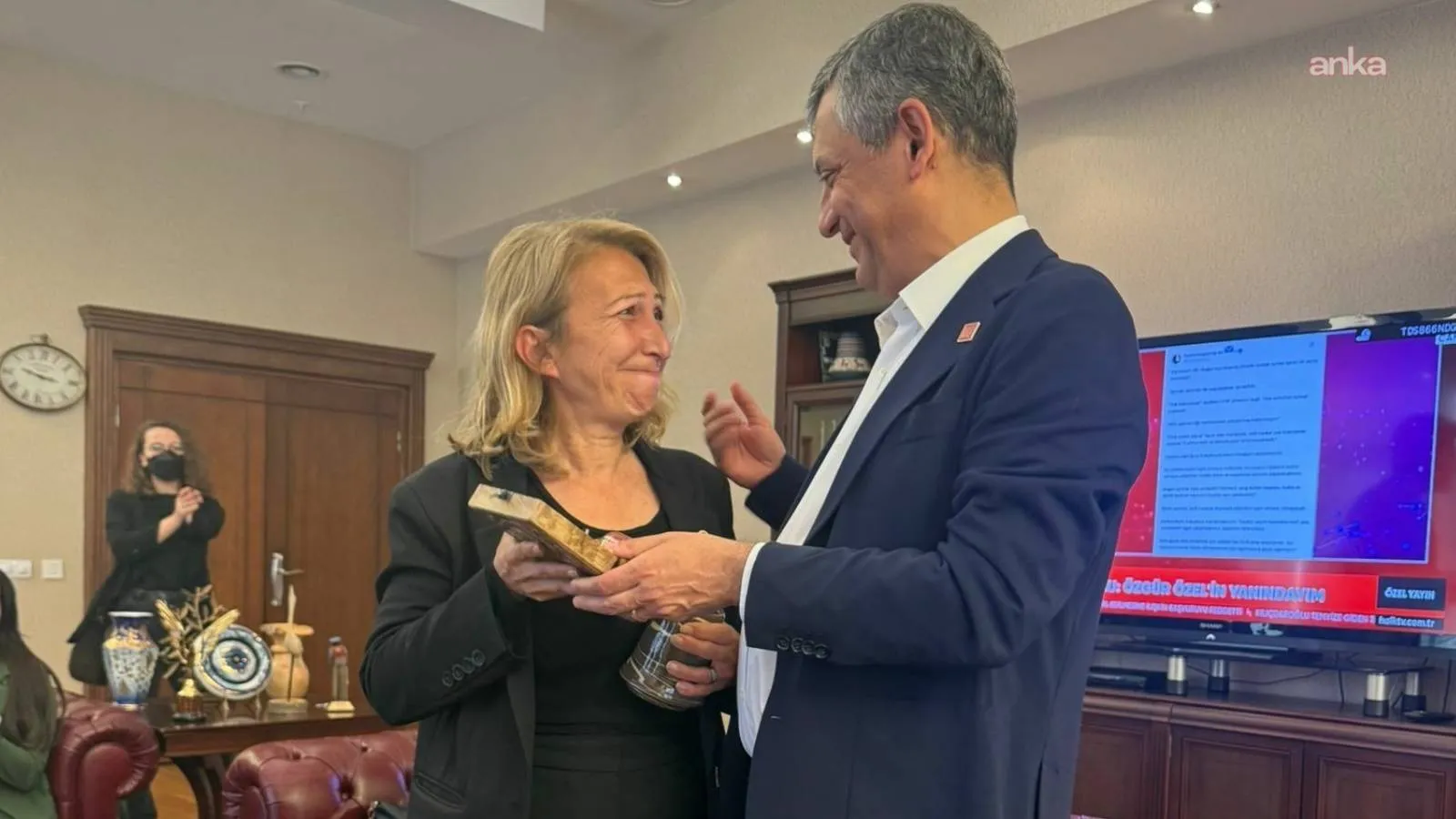 Özgür Özel, genel başkanlık mührünü CHP'li Süreyya Öneş Derici'ye emanet etti