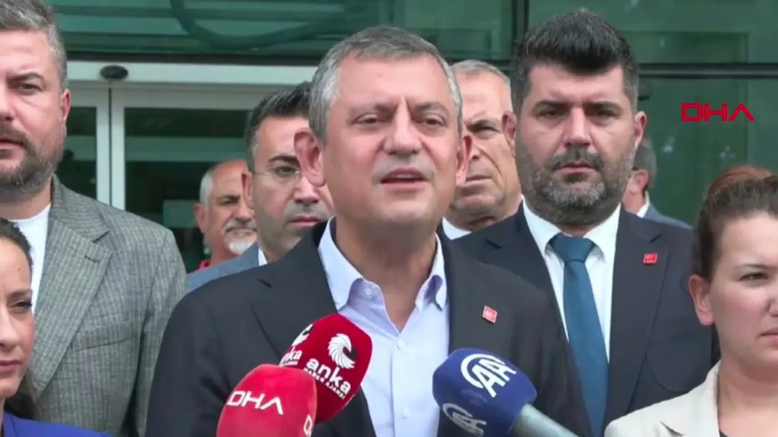 İzmir’de polis ablukasına Özgür Özel’den ilk yanıt: Halkla birlikte hareket edenlerin coşkusu engellenemez