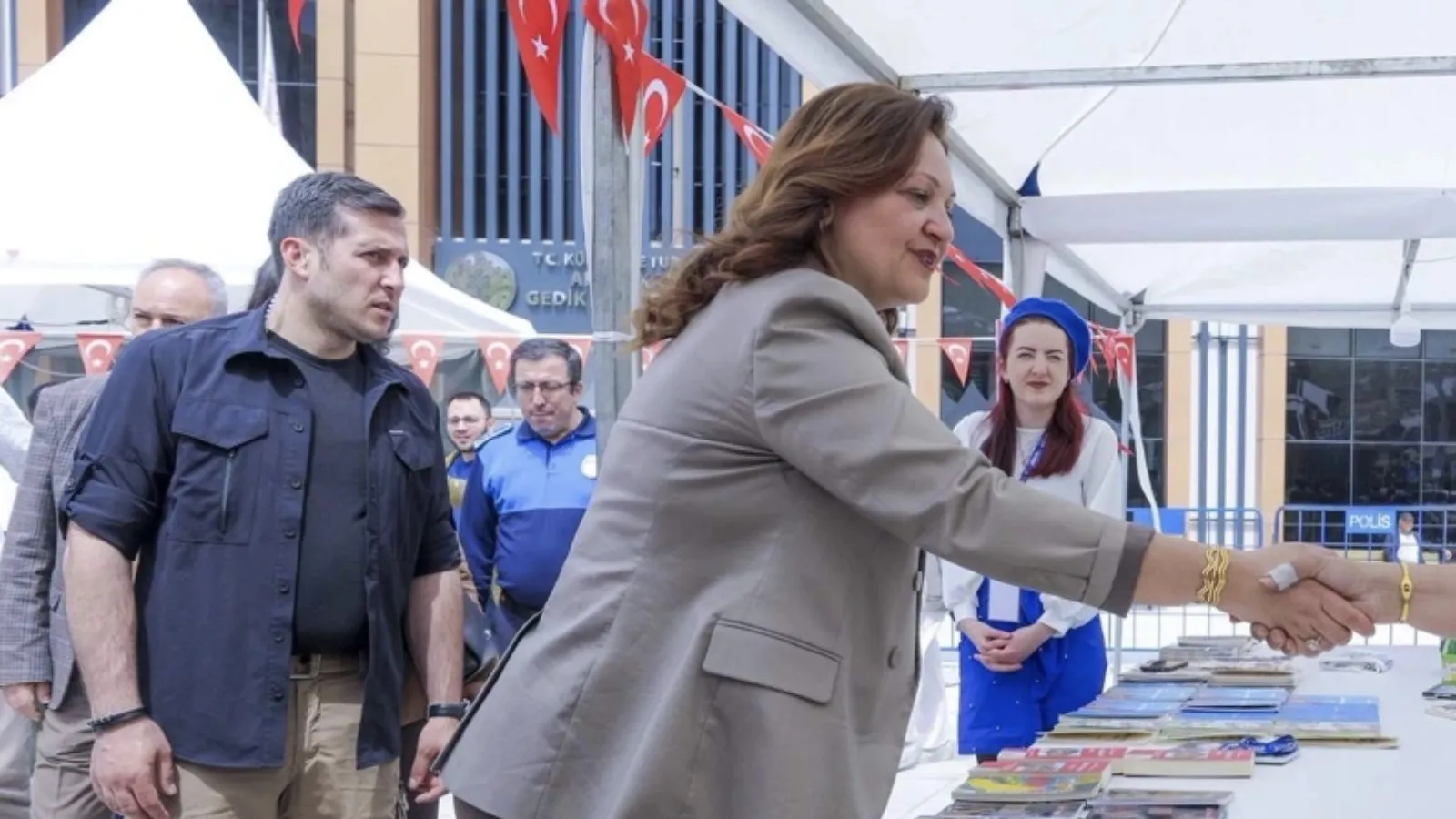 CHP'den AKP'ye katılmıştı: Burcu Köksal, sokağa koruma polisiyle çıktı