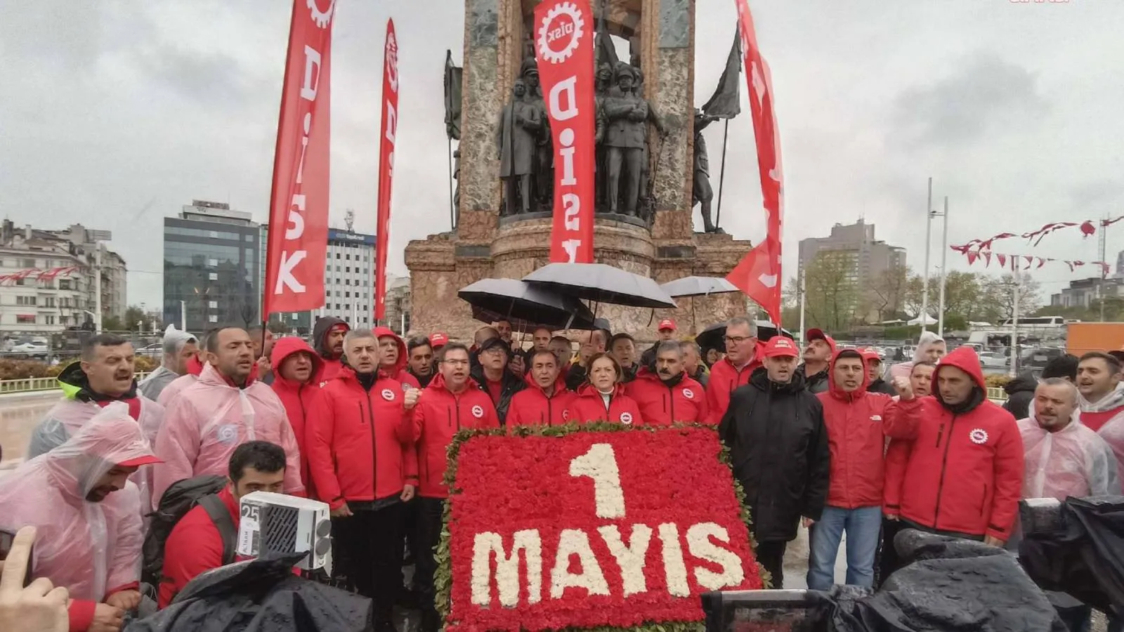 DİSK, Taksim'e çelenk bıraktı: İktidar, emeğe karşı sermayenin, halka karşı rantın iktidarıdır