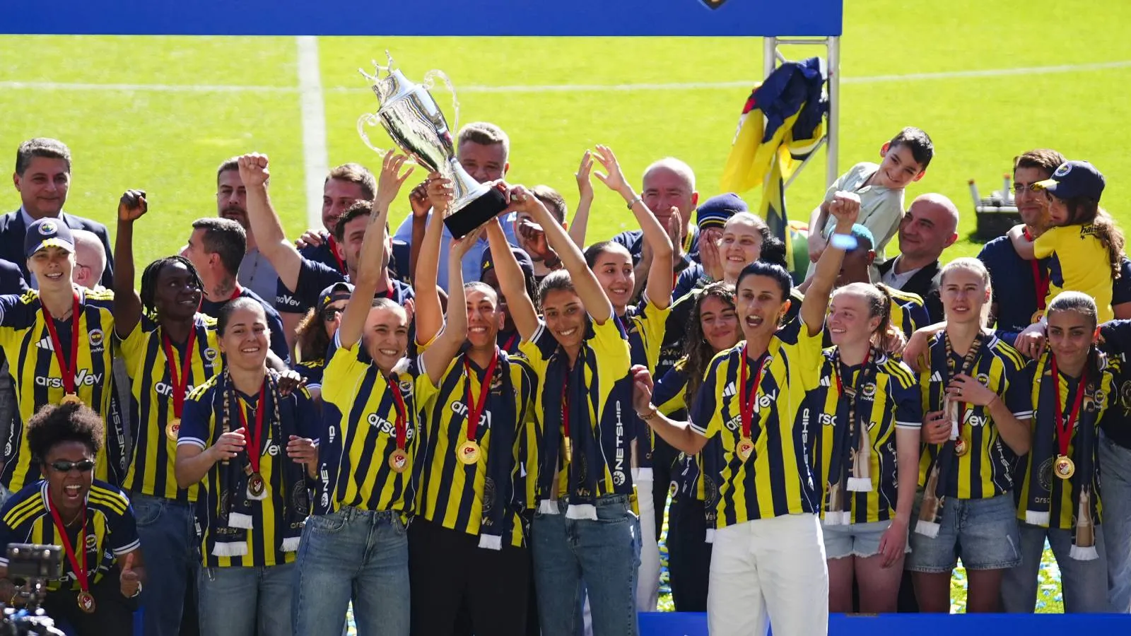 Şampiyon Fenerbahçe ArsaVev, kupasını kavuştu
