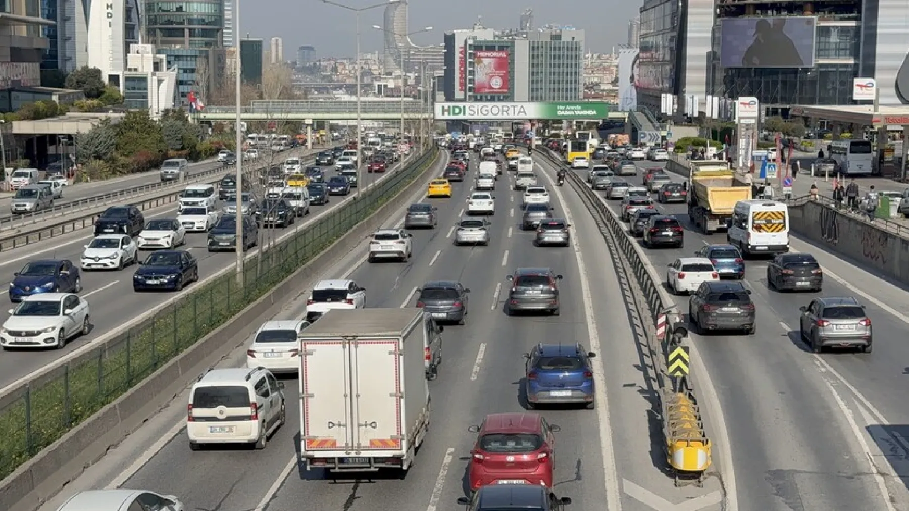 İstanbul'da akşam saatlerinde trafik yoğunluğu yüzde 85 olarak ölçüldü