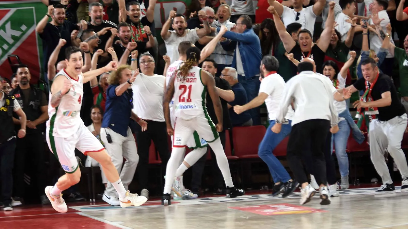 Karşıyaka, son saniye basketiyle lige tutundu