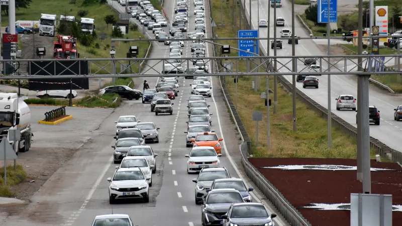 <p>"Kilit kavşak" olarak adlandırılan Kırıkkale'de ise Kurban Bayramı tatilini memleketlerinde ge&ccedil;iren vatandaşlar d&ouml;n&uuml;ş yolunda trafik yoğunluğu oluşturdu.</p>