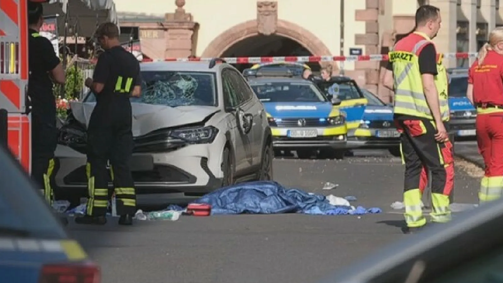 Almanya’nın Leipzig kentinde bir araç kalabalığa daldı, 2 kişi öldü