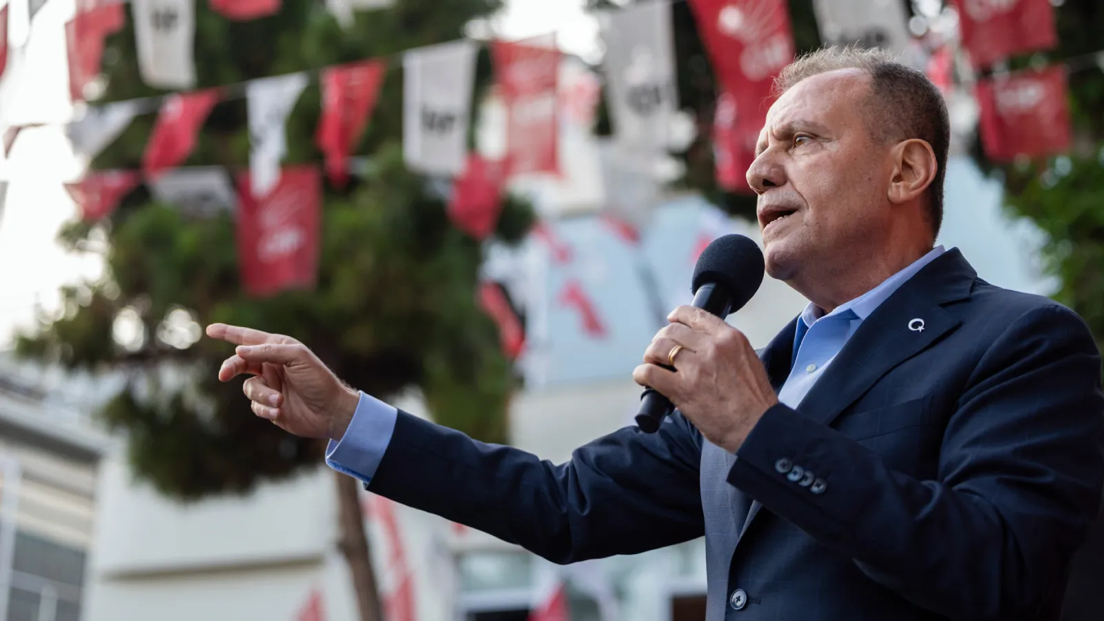 Mersin Büyükşehir Belediye Başkanı Vahap Seçer'den kutultay çağrısı: Partinin seçilmiş Genel Başkanı Özgür Özel'dir