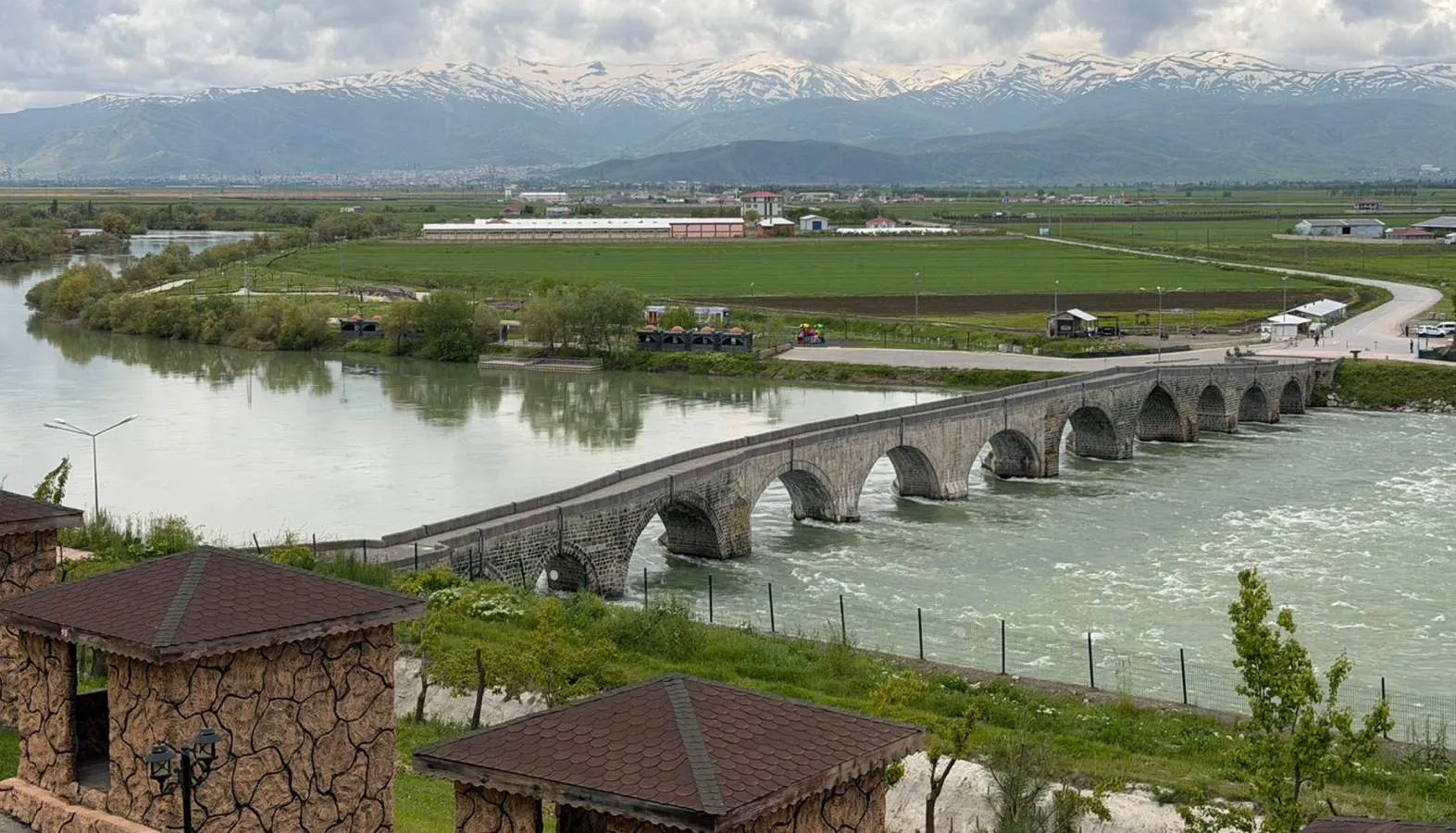 Muş'ta barajın su seviyesi yükseldi: 6 yılın ardından dolusavak kapakları açıldı, tarihi köprüye girişler yasaklandı