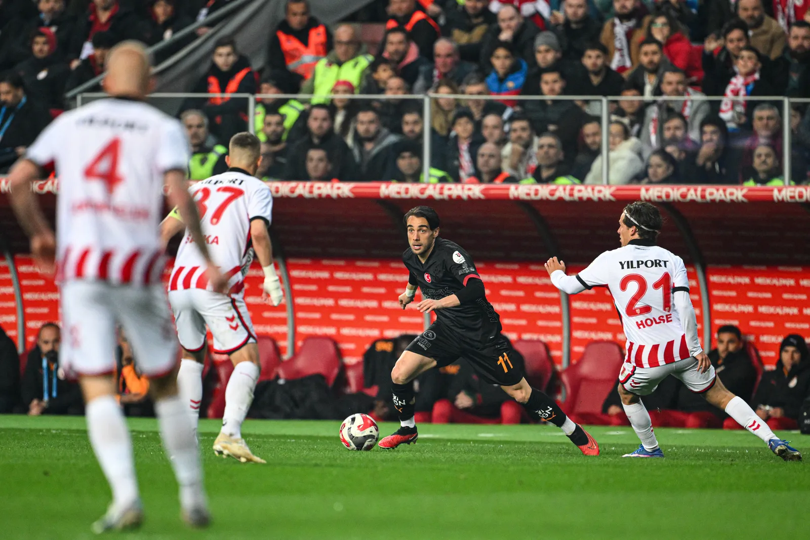 <p>Samsunspor Teknik Direkt&ouml;r&uuml; Fink, Holse&rsquo;yi merkezde olduk&ccedil;a derinde oynatınca Torreira ile Lemina arasındaki uyumu bozdu. Samsun&lsquo;daki 3. sezonunu ge&ccedil;iren Danimarkalı futbolcu yine harikalar yarattı, birlikte oynadığı Yal&ccedil;ın&rsquo;ı da y&uuml;kseltti. Devre arasında Ey&uuml;p&rsquo;ten gelen Yal&ccedil;ın 2 asistle gecenin yıldızlarından biriydi elbette ama Holse&rsquo;nin kalitesi ve liderliği farkı yaratan en &ouml;nemli detaydı. Galatasaray&rsquo;ın yeni sezon planlamasında yedek kaleci meselesine eğilmesi ka&ccedil;ınılmaz. G&uuml;nay kariyeri boyunca iyi sezonlar ge&ccedil;irdi ama gerek gen&ccedil;lik yıllarında Beşiktaş gerekse Galatasaray&rsquo;da &ouml;ylesine psikolojik kırılmalar yaşadı ve yaşıyor ki ma&ccedil;ın i&ccedil;inde kalamıyor. Osimhen&rsquo;in kısa d&uuml;şen pasından sonra oyundan atılınca yerine Batuhan girdi o daha da k&ouml;t&uuml;yd&uuml;. Galatasaray, yeni sezon planlamasında kaleci rotasyonunu unutmamalı. (Serkan Akcan / Fanatik)</p>