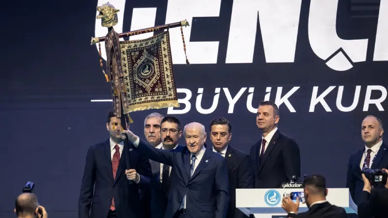 Bahçeli'ye hediye edilen 'altın kurt başlı tuğ' ne anlama geliyor?