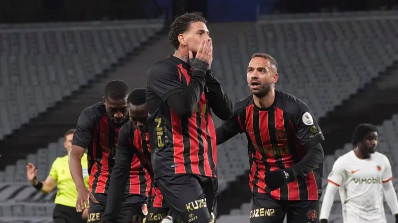 Karagümrük kazandı, Gençlerbirliği ateş hattında: Süper Lig'de küme düşecek takımlar son 2 hafta belli olacak