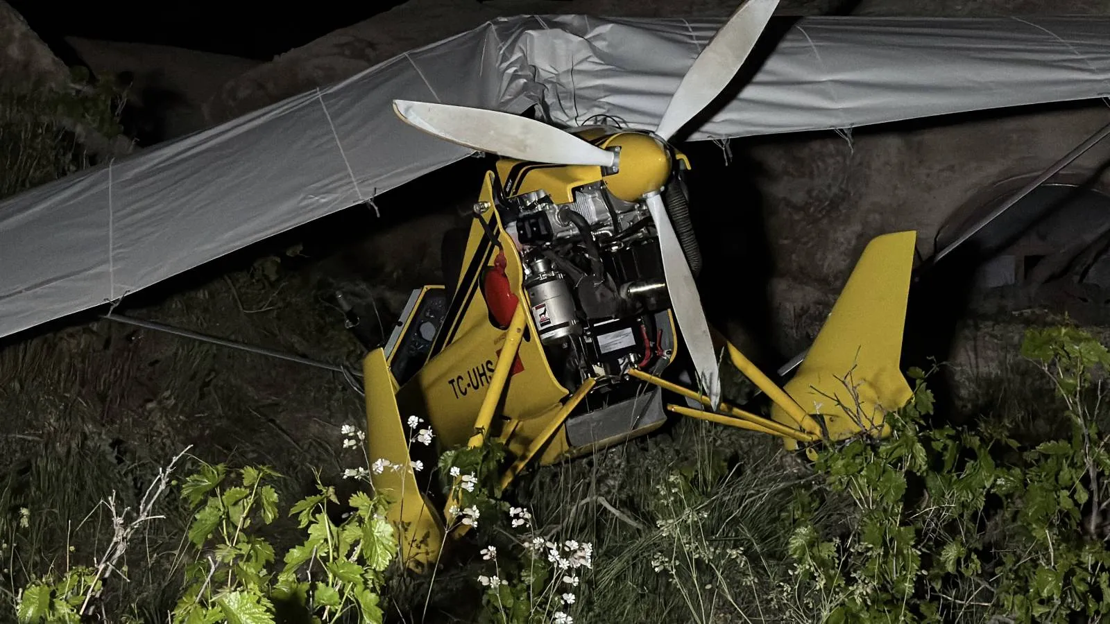 Acil iniş yapan microlighttaki pilot ve yolcu yaralandı