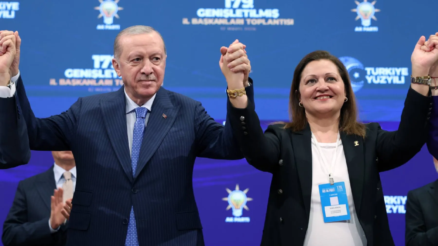 Afyonkarahisar Belediye Başkanı Burcu Köksal, CHP'den AKP'ye geçti:  

 