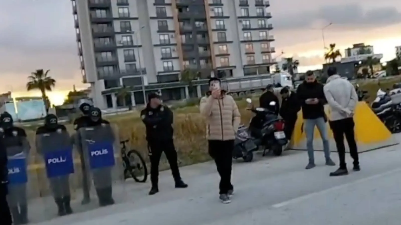 İncirlik'teki 'Filistin' protestosunda ses sistemine müdahale: Polisler eylemcilerin cihazından alakasız müzikler çaldı