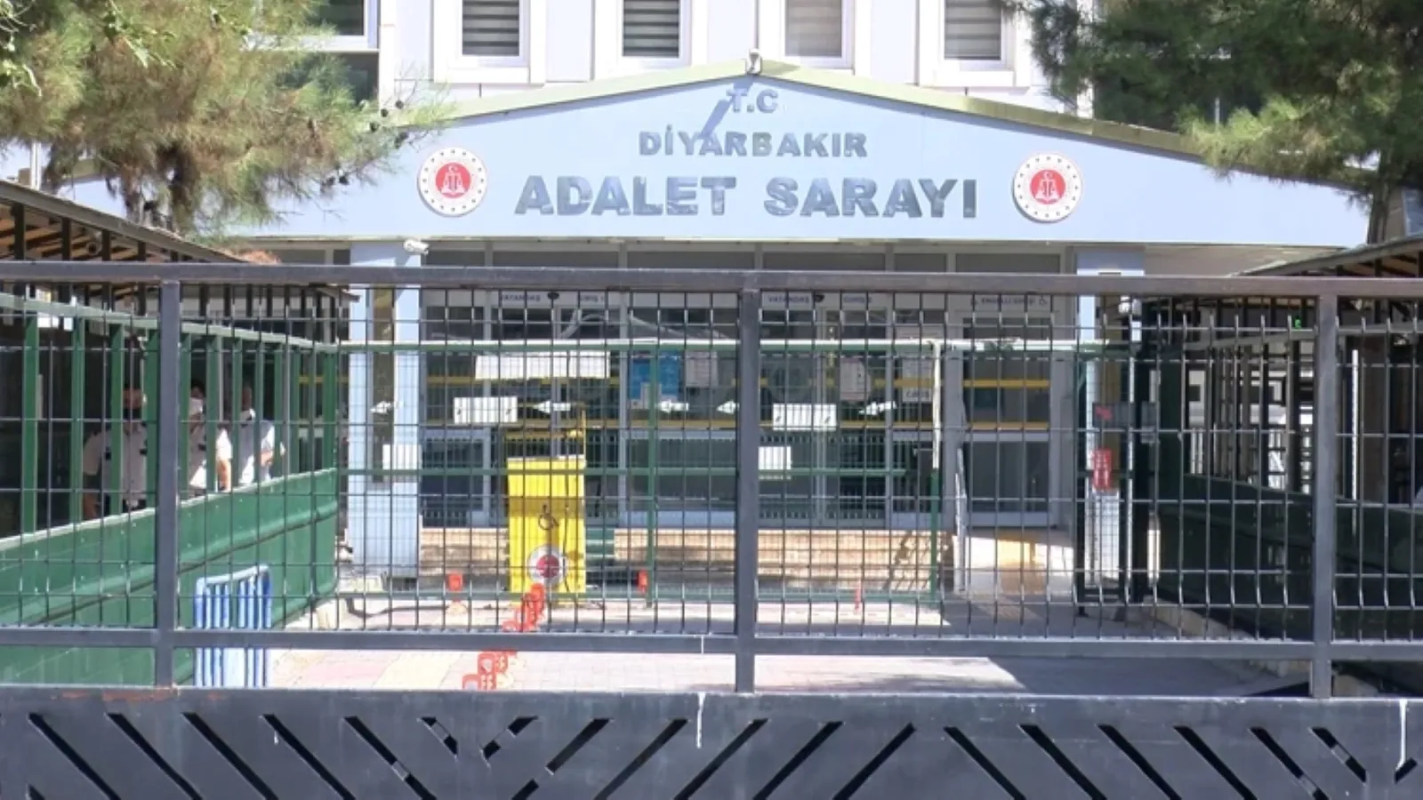 KCK, JİTEM ve faili meçhuller davaları gibi kritik dosyalara bakmıştı; başkanlık yaptığı mahkemeye sanık oldu

Diyarbakır'da eski ağır ceza başkanına görevi kötüye kullanma davası