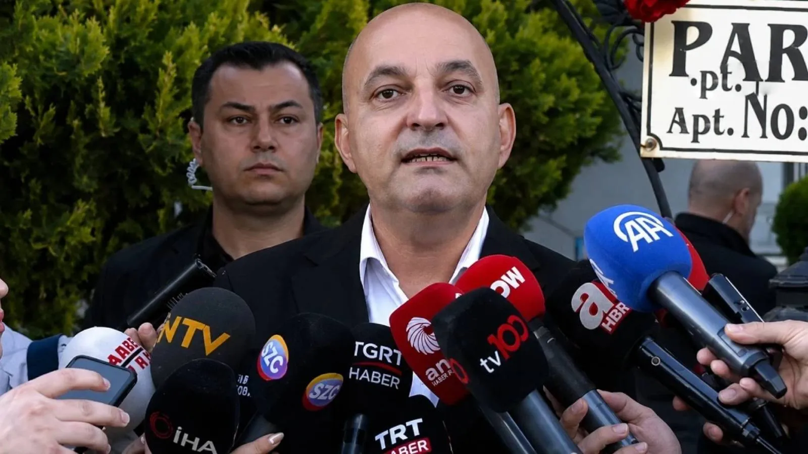 CHP Genel Merkezi önünde gerginlik | CHP'li Polat: Arkadaşlarımız anlayamadığımız bir inatla binayı boşaltmamakta ısrar ediyorlar