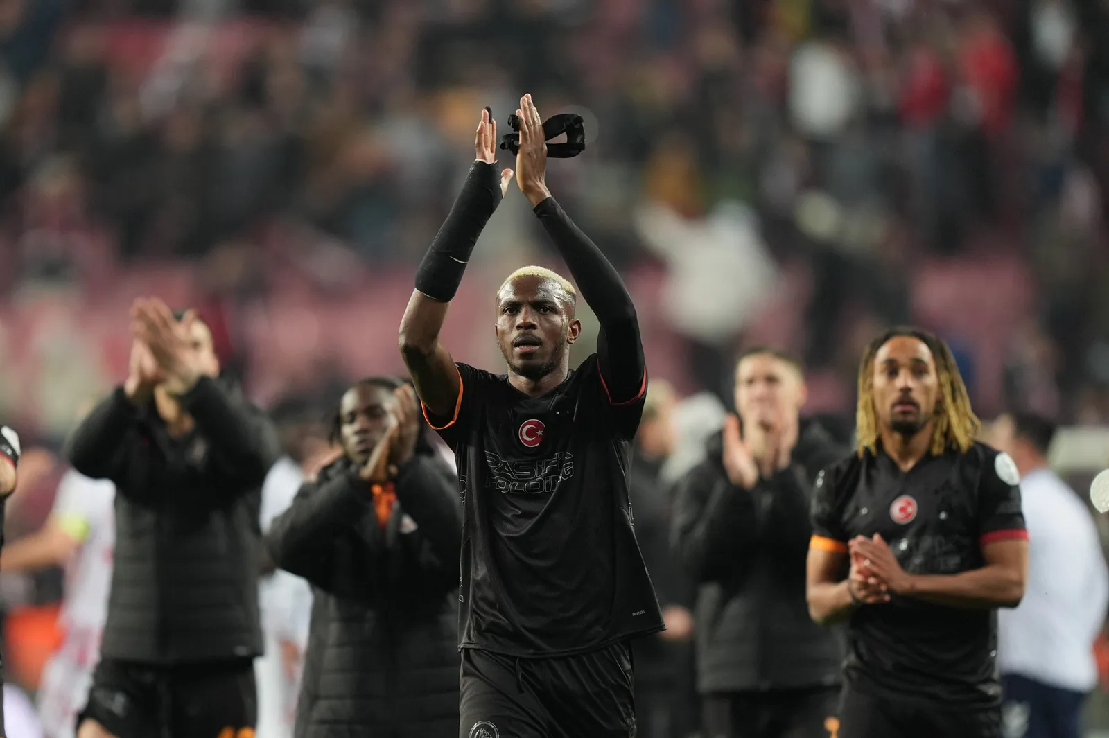<p>CimBom, Samsunspor&rsquo;a 4-1 yenilirken sadece Osimhen&rsquo;e değil, kalede Uğurcan&rsquo;a da bu kadar bağımlı bir yapı olduğunu belli etti. Uğurcan olmayınca kale resmen &ccedil;&ouml;kt&uuml;. Galatasaray bu sezon rakibinin umutlarını diri tutmayı sevdiğini aldığı yenilgiyle yine g&ouml;sterdi ve şampiyonluğun ilanını gelecek hafta oynanacak İstanbul&rsquo;daki Antalya ma&ccedil;ına &ouml;teledi. (Nevzat Dindar / Milliyet)</p>