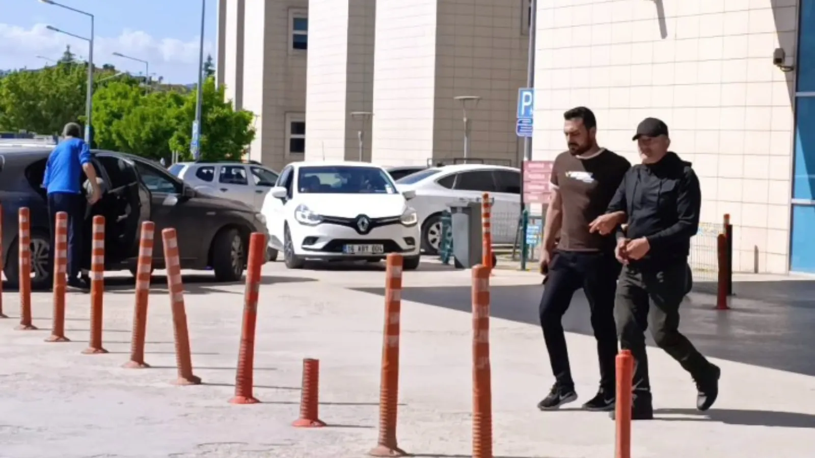 Eski eşinin evine benzin dolu şişe atıp yangın çıkaran erkek yakalandı: Bir anlık sinirle evini yakmak istedim