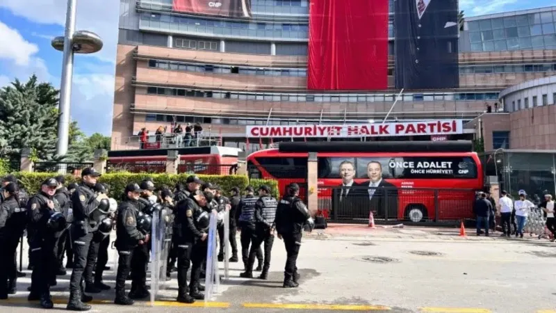 Özgür Özel'in MYK'sından kritik uyarı: 25 Temmuz'a kadar kurultay yapmak varlık-yokluk meselesi; AKP yargısı baba ocağımızı kapatma planı yapıyor!
