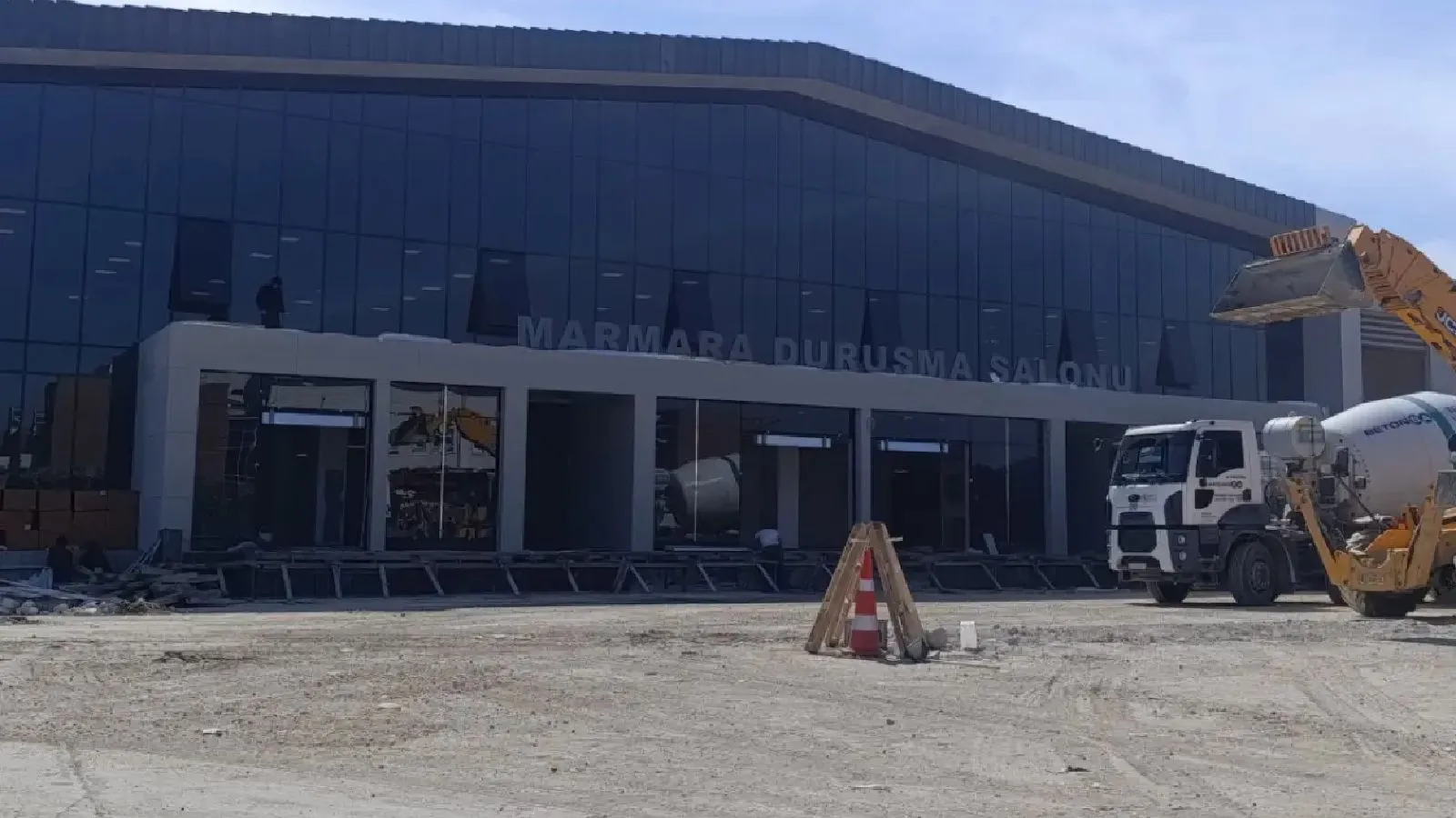 Silivri’de yeni inşa edilen salonda sona gelindi, tabelası asıldı, önümüzdeki hafta faaliyete girmesi bekleniyor