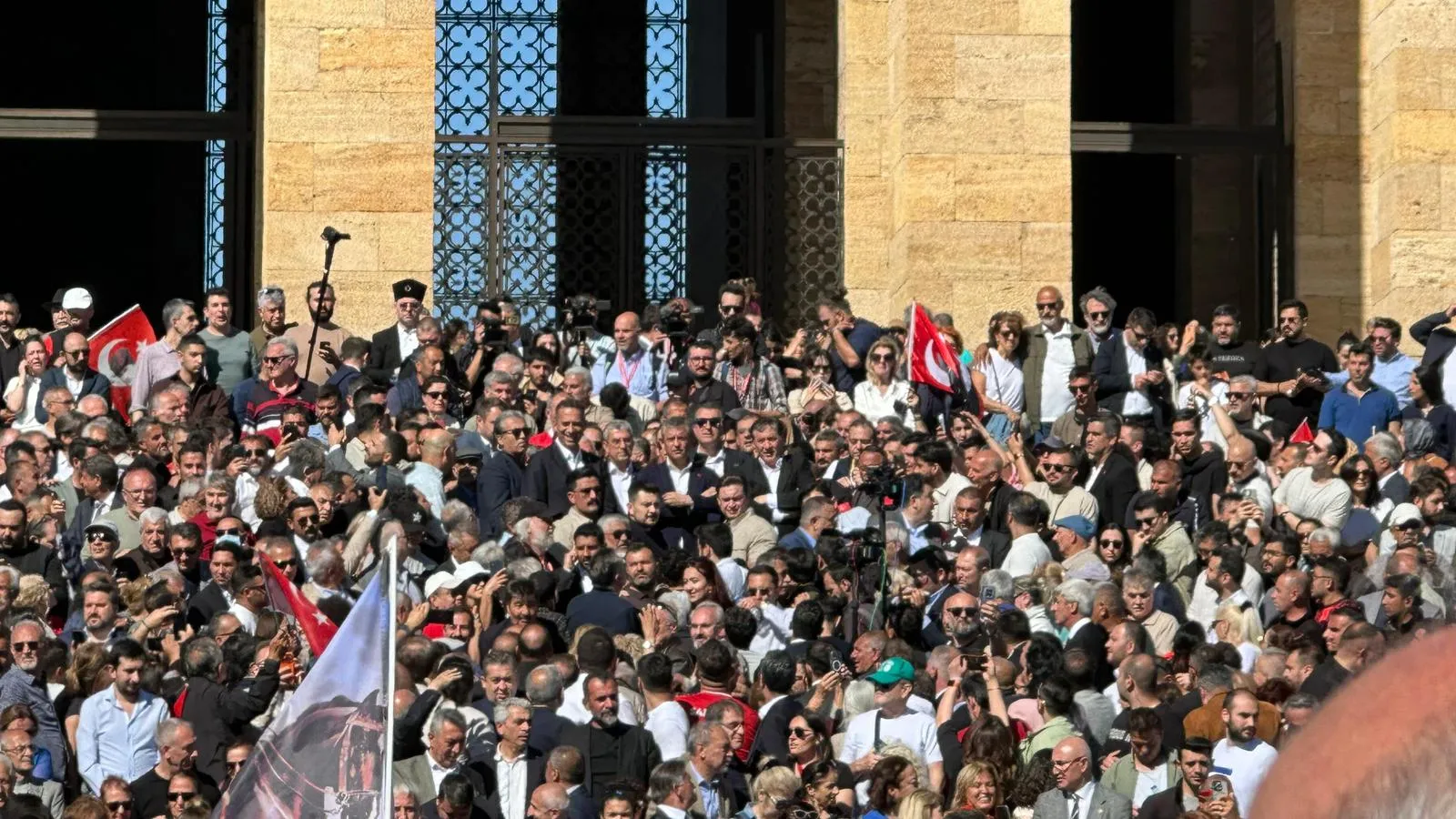 Özgür Özel, Güvenpark'ta halkla bayramlaştı, Anıtkabir'e yürüdü: Diplomasız Erdoğan, mazbatasız genel başkan istiyor, buna izin vermeyeceğiz!