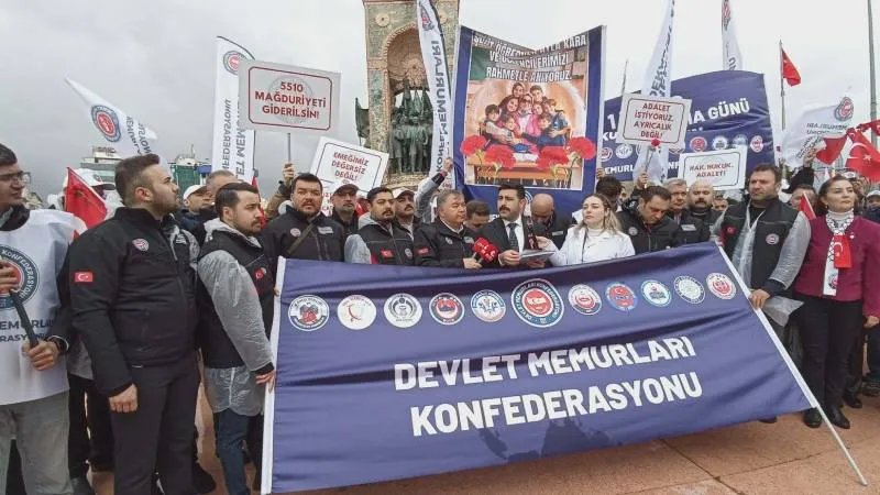 Devlet Memurları Konfederasyonu, Taksim'de çelenk bıraktı: Memur ve emekli maaşlarına acilen yüzde 30 oranında refah payı verilmeli