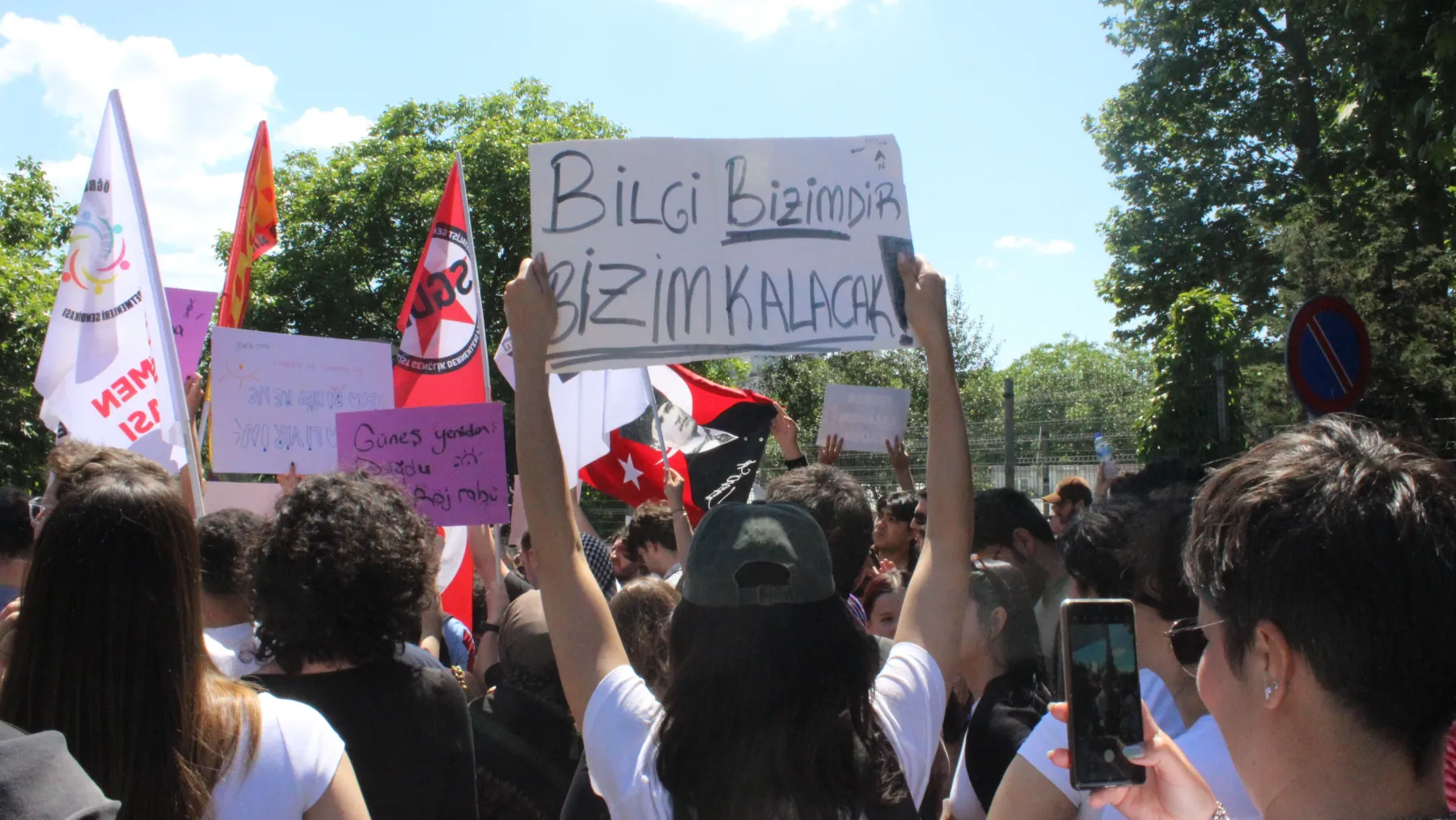 Cumhurbaşkanı'nın önce kapatılmasına, 3 gün sonra yeniden açılmasına karar verdiği Bilgi Üniversitesi'nde öğrenci ve akademisyenler kutlama yaptı: Üniversiteler bizimdir, bizim kalacak