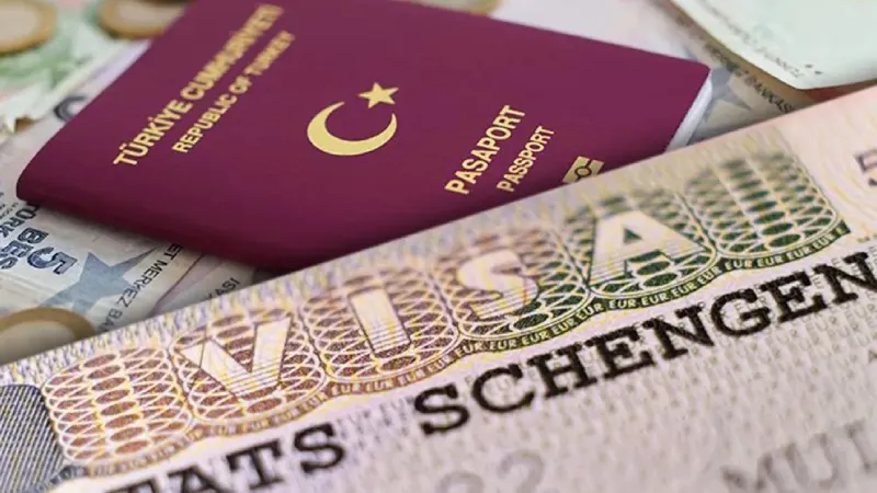 <p>Avrupa Komisyonu'nun 2025 Schengen vize istatistiklerine g&ouml;re T&uuml;rkiye'den yapılan başvurular y&uuml;zde 8 artarak 1,26 milyonu aşarken ret oranı y&uuml;zde 14,6 seviyesinde kaldı.</p>
<p class="_aupe copyable-text x15bjb6t x1n2onr6"><span class="_aupe copyable-text xkrh14z" style="white-space: pre-wrap;">T&uuml;rk vatandaşlarının en yoğun başvuru yaptığı ve en fazla vize aldığı &uuml;lke ise Yunanistan oldu. 2025 yılında Yunanistan'ın T&uuml;rkiye'deki temsilciliklerine 310 bin 920 başvuru yapılırken, bunların 276 bin 959'u olumlu sonu&ccedil;landı. </span></p>
<p>T&uuml;rk vatandaşlarına en y&uuml;ksek ret oranı uygulayan &uuml;lkeler ise ş&ouml;yle sıralandı:</p>