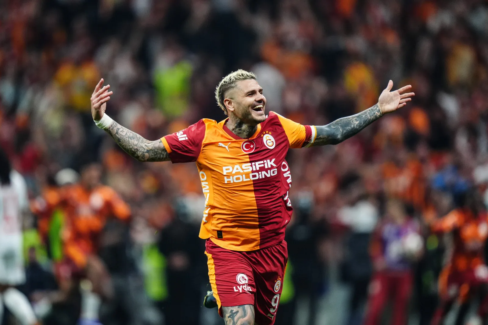 <p class="MsoNormal"><span style="mso-ansi-language: EN-GB;">Mehmet Ayan: Y&ouml;netimi, sosyal medyası, teknik kadrosu, taraftarı vs... Herkesi her y&ouml;n&uuml;yle, herkesi her kaprisiyle, egosuyla y&ouml;netmek kolay iş midir?</span></p>
<p class="MsoNormal"><span style="mso-ansi-language: EN-GB;">Okan Buruk&rsquo;un yaptığı işlerin &ccedil;oğu inanın budur. Ekibiyle bir taraftan teknik taktik ile bir taraftan baskıyla uğraşırken tarihin en b&uuml;y&uuml;k KAPRİS Y&Ouml;NETİCİSİ olarak 4 sezondur başarıdan başarıya koşuyor.</span></p>
<p class="MsoNormal"><span style="mso-ansi-language: EN-GB;">Galatasaray&rsquo;ın kazandığı 4. şampiyonluğun bu kısmı unutulmamalı! (Hurriyet)</span></p>
<p class="MsoNormal"><span style="mso-ansi-language: EN-GB;">&nbsp;</span></p>