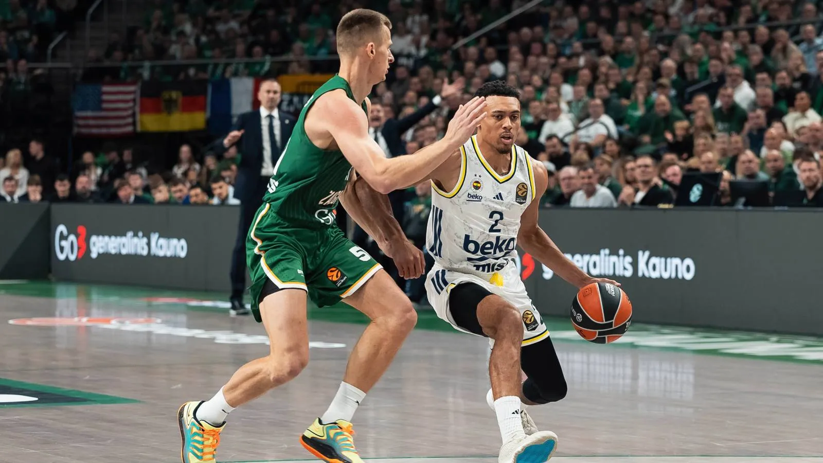 Zalgiris, Fenerbahçe Beko'yu evinde yenerek seride farkı 1'e indirdi