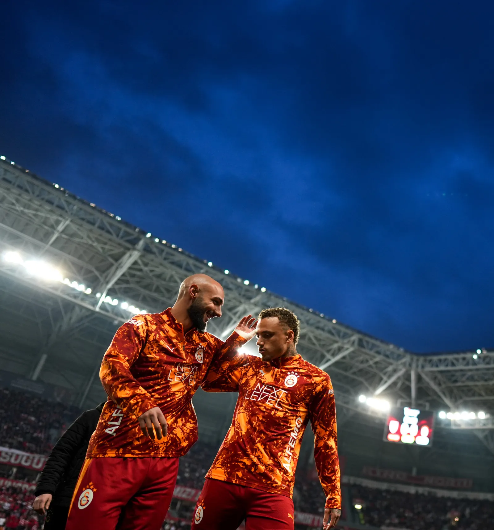 <p>Okan Buruk Hoca&rsquo;nın ilk onbir se&ccedil;imi gayet ciddi tercihleri yansıtıyordu. Osimhen, Torreira, Sane ciddiyetle mesai harcarken, Barış Alper Yılmaz, Yunus Akg&uuml;n ve diğer arkadaşları da doğru ve g&uuml;zel oyun i&ccedil;in koşuşturdular. Skor tabelasının sık&ccedil;a değişmesini de bu iyi niyet ve oynama isteği ortaya koydu. Galatasaray, 58&rsquo;de Ndiaye&rsquo;nin gol&uuml;yle geri d&uuml;şerken &ldquo;Eyvah Fenerbah&ccedil;e peşimizde&rdquo; diye bir korkuya kapılmış mıdır? Sanmıyorum. Ancak yaptığı kural dışı hareketle G&uuml;nay G&uuml;ven&ccedil;&rsquo;in ceza alanı dışında rakibine faulden sonra topa elle m&uuml;dahalesi de kırmızı kartı ve tatsız tabloyu hazırladı. Mouandilmadji&rsquo;nin &uuml;&ccedil;&uuml;nc&uuml; gol&uuml; gen&ccedil; Batuhan&rsquo;ınn bahtsızlığından başka bir şey değildi. Ev sahibinin d&ouml;rd&uuml;nc&uuml; gol&uuml; de Ndiaye&rsquo;yle geldi. G&uuml;n&uuml;n &ouml;zeti: Galatasaray y&uuml;ze y&uuml;ze kuyruğuna kadar getirdiği şampiyonluğu b&ouml;ylesine akıl almaz serilerle kaybedebilir mi? Sanmıyorum. Ama futbolda b&ouml;yle şoklar var mıdır? Evet vardır! (Attila G&ouml;k&ccedil;e / Milliyet)</p>
<div>&nbsp;</div>